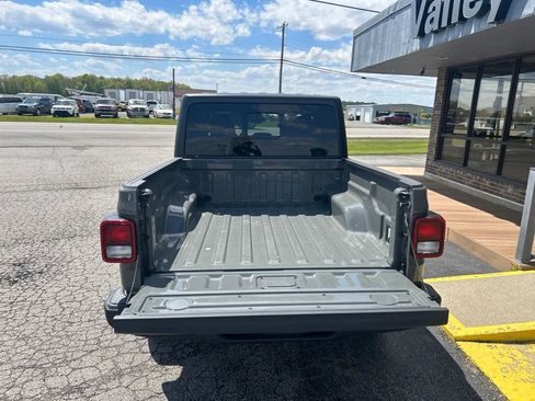 Used 2022 Jeep Gladiator Sport AWD/4WD image 7