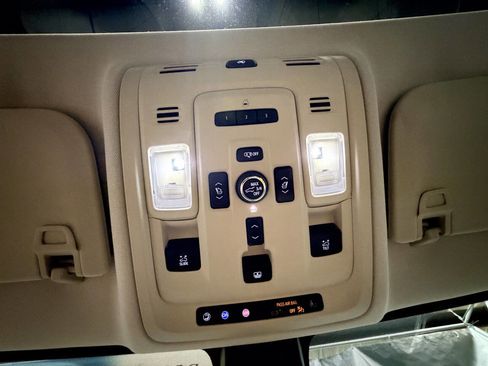 Used 2022 GMC Yukon XL Denali w/ Denali Premium Package image 21