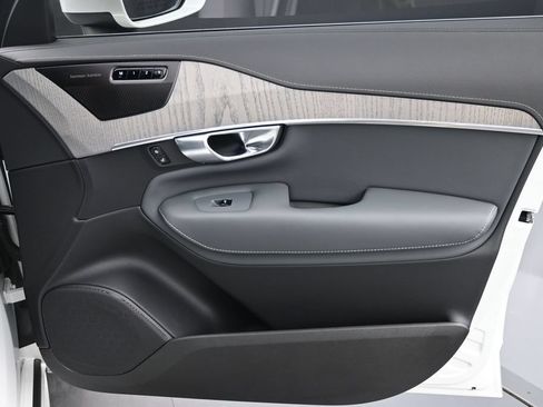 Certified 2025 Volvo XC90 T8 Ultra w/ Protection Package Premier AWD/4WD image 15