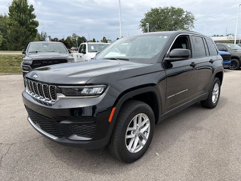 Certified 2024 Jeep Grand Cherokee Laredo X w/ Luxury Tech Group I AWD/4WD image 4