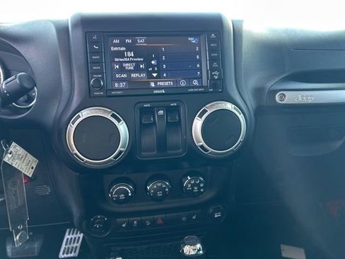 Used 2018 Jeep Wrangler Rubicon w/ Connectivity Group image 16