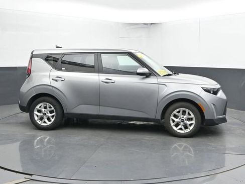 Used 2025 Kia Soul LX w/ LX Technology Package FWD image 3