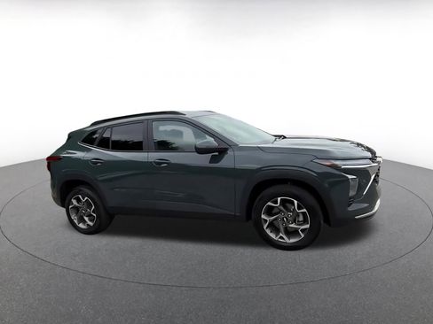 Used 2025 Chevrolet Trax LT FWD image 2