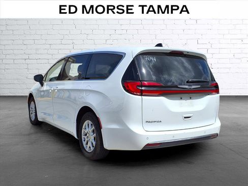 Used 2023 Chrysler Pacifica Touring-L FWD image 3