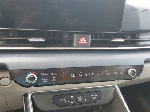 Certified 2025 Kia Carnival EX image 26