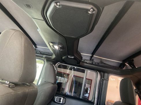 Used 2018 Jeep Wrangler Unlimited Sahara image 12