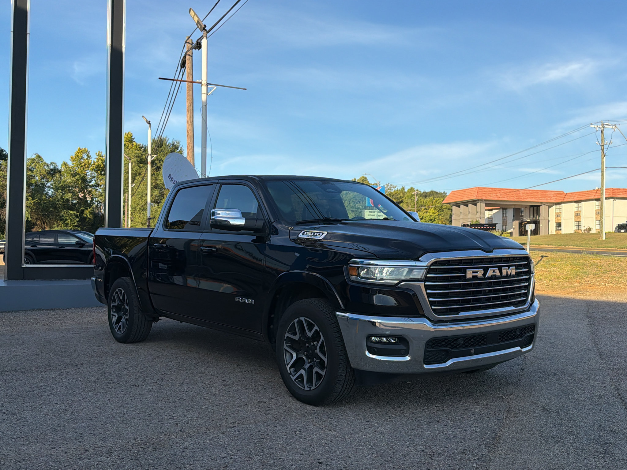 Used 2025 RAM 1500 Laramie AWD/4WD image 10