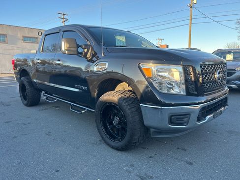 Used 2017 Nissan Titan SV image 3