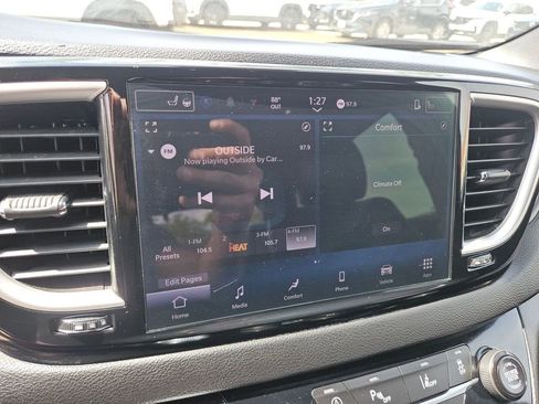 Used 2025 Chrysler Pacifica Select image 21