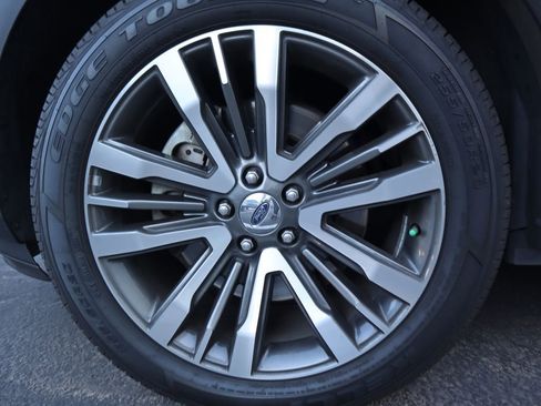 Used 2017 Ford Explorer Platinum image 16