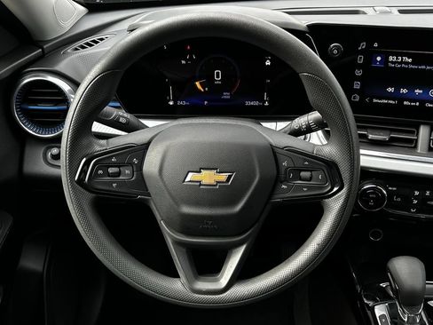 Used 2025 Chevrolet Trax LT FWD image 14