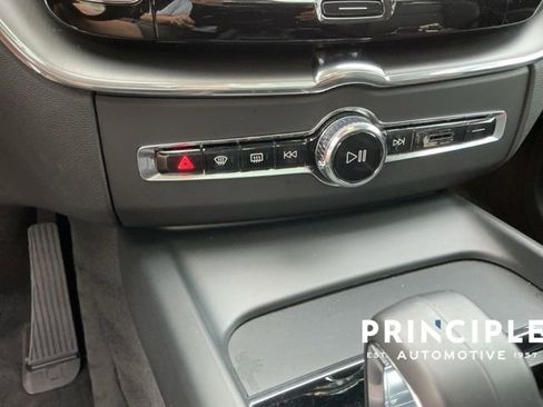 Certified 2025 Volvo XC60 B5 Core AWD/4WD image 19