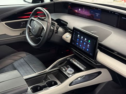 Used 2024 Lincoln Nautilus Reserve image 11