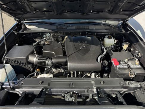 Used 2020 Toyota Tacoma TRD Off-Road w/ Technology Package AWD/4WD image 21