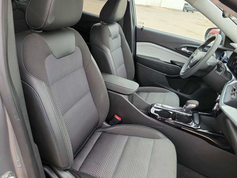 Used 2025 Chevrolet Trax LT FWD image 18