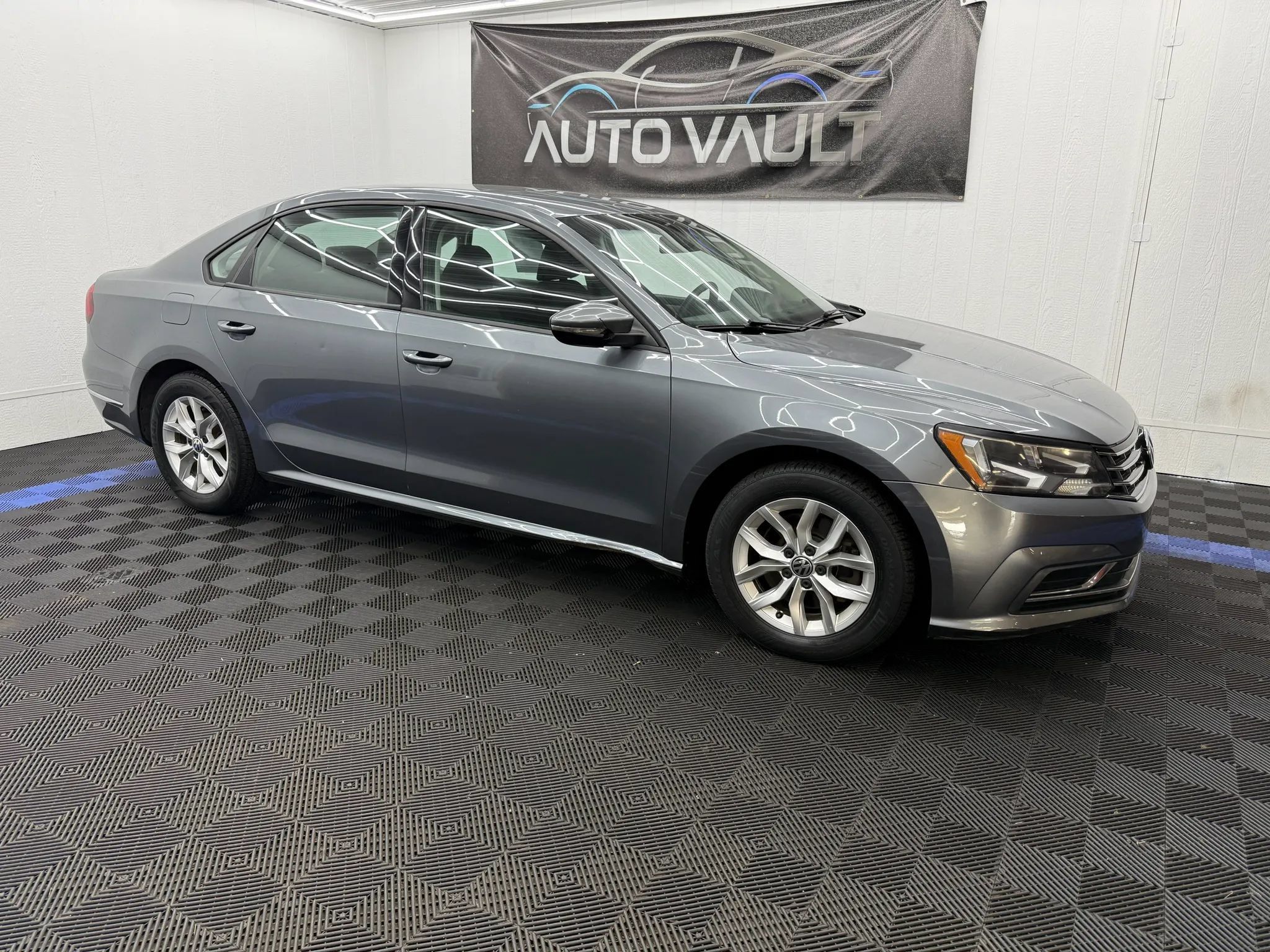 Used 2018 Volkswagen Passat 2.0T FWD image 2
