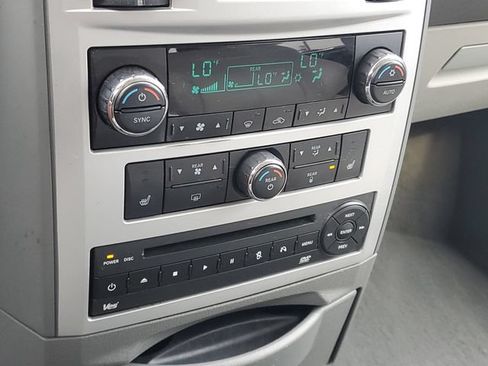 Used 2010 Chrysler Town & Country Limited w/ Entertainment Group #3 FWD image 30
