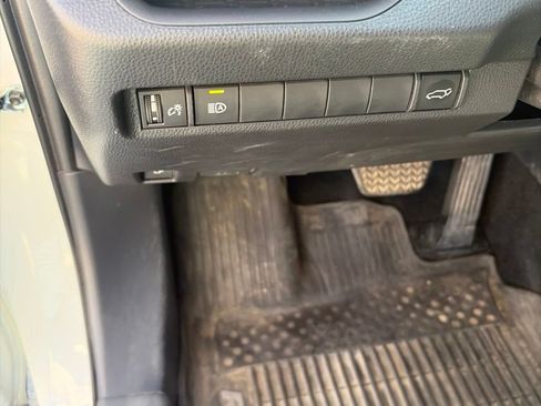 Used 2025 Toyota RAV4 SE AWD/4WD image 12