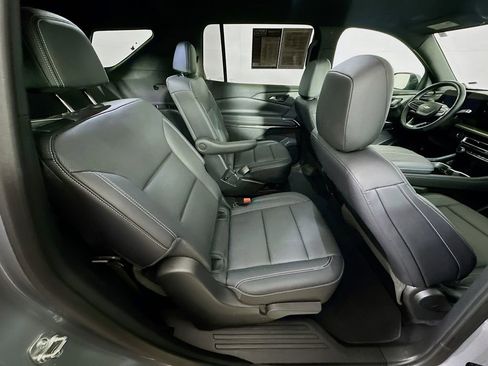 Used 2025 Chevrolet Traverse LT image 10
