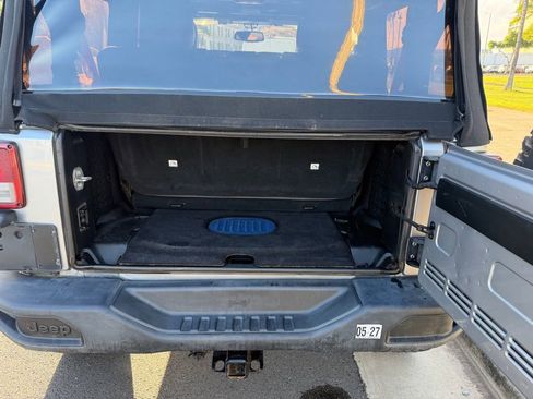 Used 2017 Jeep Wrangler Rubicon AWD/4WD image 13