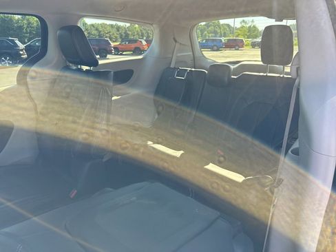 Used 2024 Chrysler Pacifica Limited FWD image 16
