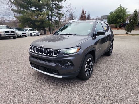 Used 2024 Jeep Compass Limited image 3