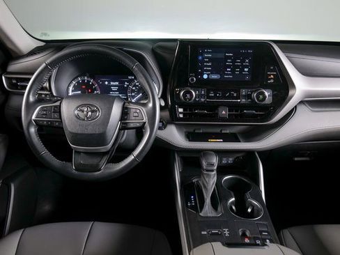 Used 2023 Toyota Highlander XLE image 13