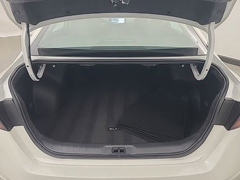 Used 2025 Nissan Altima 2.5 SL FWD image 18