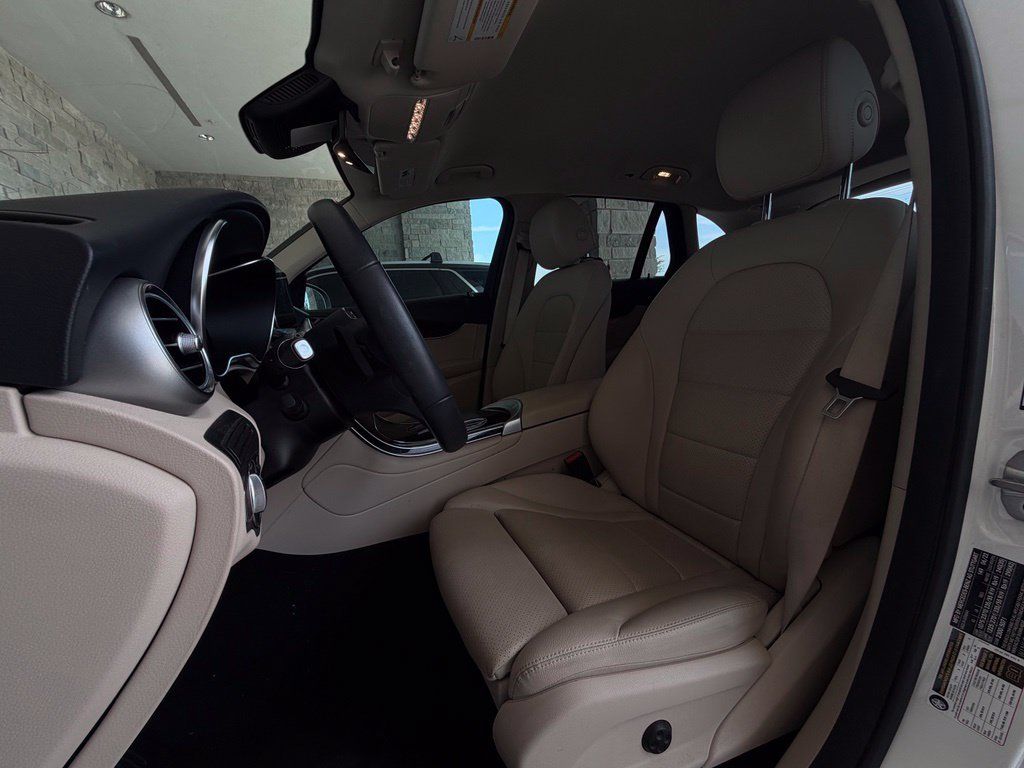 Used 2022 Mercedes-Benz GLC 300 w/ Premium Package Lite image 5