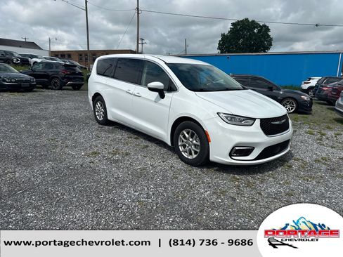 Used 2023 Chrysler Pacifica Touring-L FWD image 8