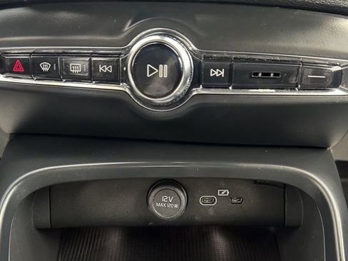 Used 2023 Volvo XC40 B5 Core w/ Convenience Package image 30