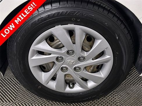 Used 2019 Hyundai Elantra SE image 34