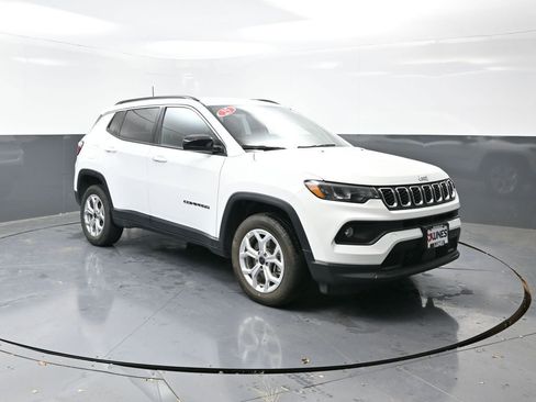 Used 2025 Jeep Compass Latitude AWD/4WD image 4