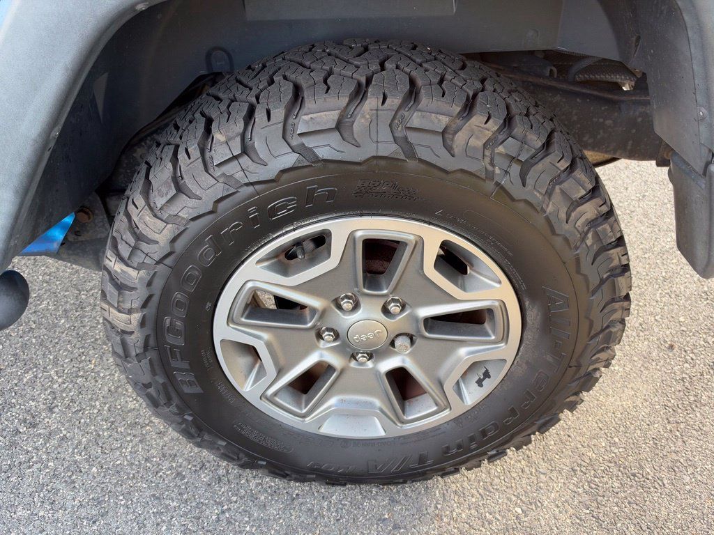 Used 2015 Jeep Wrangler Unlimited Rubicon w/ Connectivity Group AWD/4WD image 13