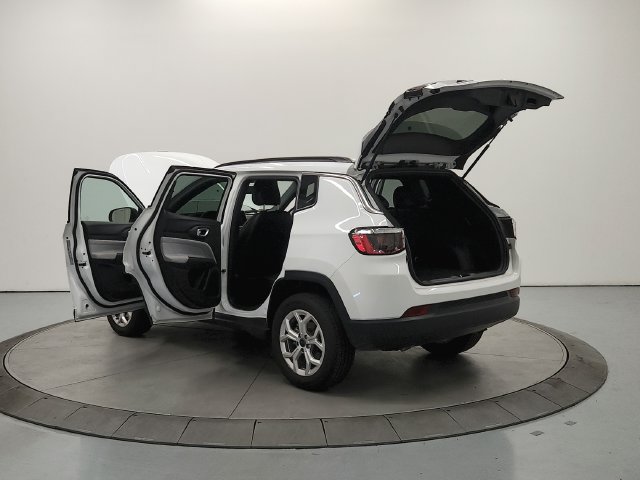 Used 2025 Jeep Compass Latitude AWD/4WD image 14
