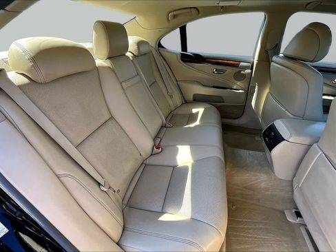 Used 2016 Lexus LS 460 w/ Comfort Package RWD image 19