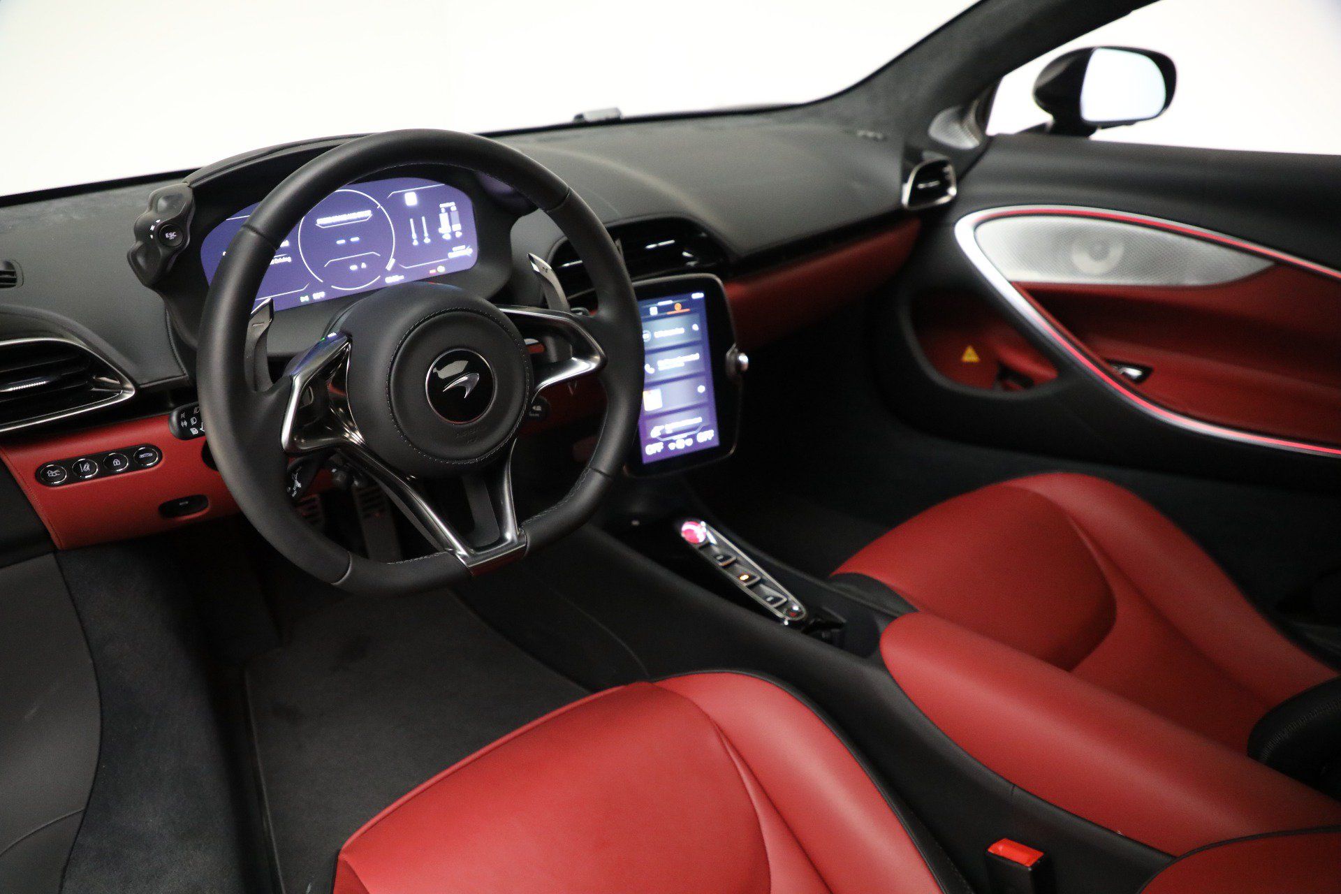 Used 2024 McLaren Artura RWD image 23