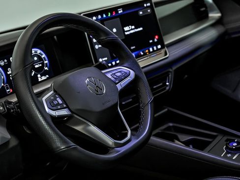 Certified 2025 Volkswagen Tiguan SE R-Line AWD/4WD image 16