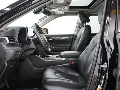 Used 2024 Toyota Highlander Limited AWD/4WD image 25