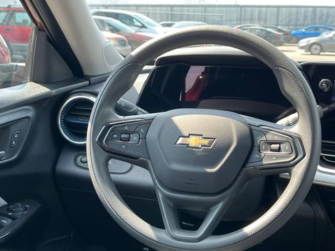 Used 2025 Chevrolet Trax LT FWD image 28