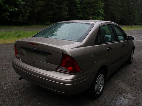 Used 2003 Ford Focus LX FWD image 3
