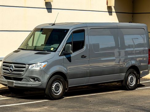 Used 2021 Mercedes-Benz Sprinter 2500 image 4