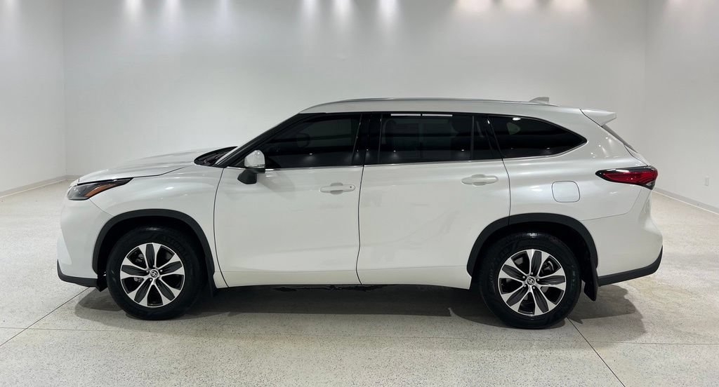 Used 2021 Toyota Highlander XLE AWD/4WD image 2