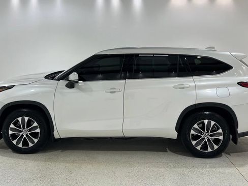 Used 2021 Toyota Highlander XLE AWD/4WD image 2