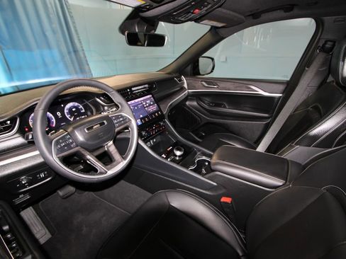 Used 2025 Jeep Grand Cherokee L Limited w/ Black Appearance Package image 2