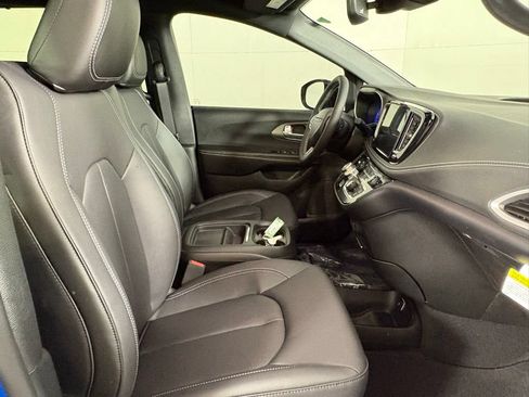 New 2027 Chrysler Pacifica Select FWD image 14