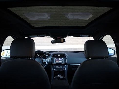 Used 2018 Jaguar F-PACE Premium image 12