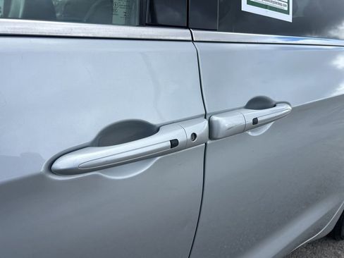 Certified 2023 Chrysler Pacifica Touring-L image 19