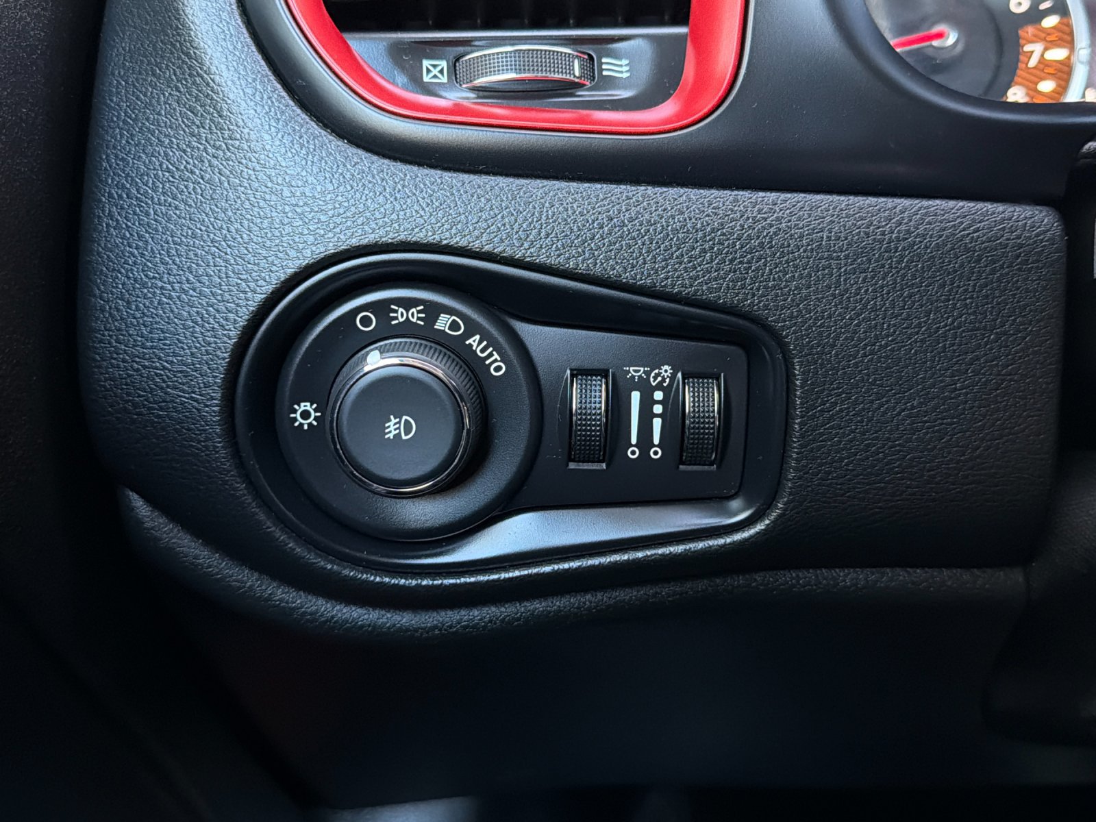 Used 2023 Jeep Renegade Trailhawk AWD/4WD image 27