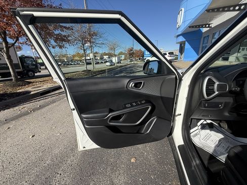 Used 2021 Kia Soul LX image 15